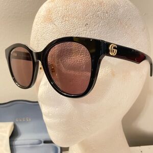Black Gucci Classic Old Money Signature Shades!